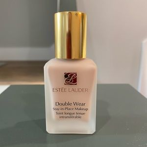 Estée Lauder Double Wear Foundation in 1C0 Shell